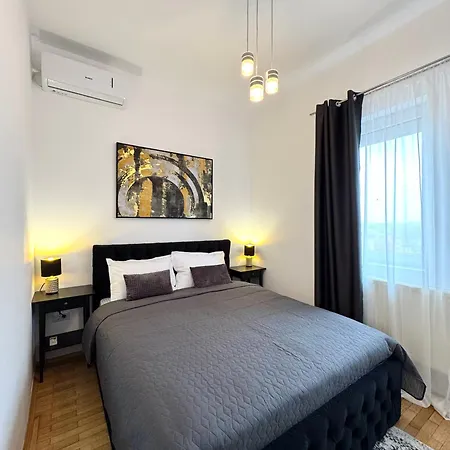 Moon View - - Sanador Victoriei