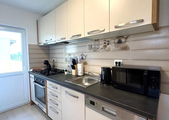 Moon View - - Sanador Victoriei *