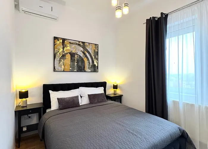 Moon View - - Sanador Victoriei